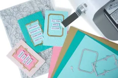 Nahaufnahme der geprägten Grußkarten mit Prägewerkzeug und farbigem Cardstock