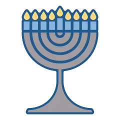 Nahaufnahme der geprägten Menorah in Silber auf dunkelblauer Karte mit dem Schriftzug 'Happy Hanukkah'.