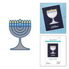 Nahaufnahme der geprägten Menorah in Silber auf dunkelblauer Karte mit dem Schriftzug 'Happy Hanukkah'.
