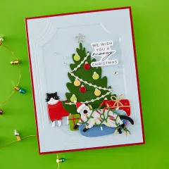 Detailaufnahme der Weihnachtskarte mit Baum, Geschenken und in Lichterketten verhedderter Katze.