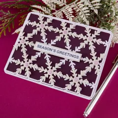 Detailaufnahme der Karte mit silbern glitzerndem Schneeflockenmuster und rosa Perlenakzenten.