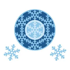 Nahaufnahme des runden Schneeflockenkranzes in Blautönen mit filigranem Mittelmotiv.