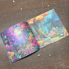 Aufgeschlagene Doppelseite: links eine violett-goldene Blumenwiese mit Lichtstrahl, rechts ein herbstlicher Wald mit blauen und orangen Baumkronen.