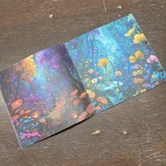 Aufgeschlagene Doppelseite mit zwei Waldmotiven in violett-orangen Dämmerungsfarben und blauem Nachthimmel mit Wildblumen.