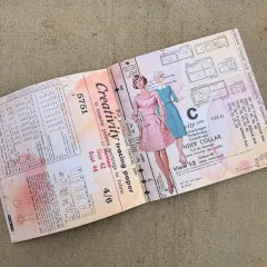 Aufgeschlagene Doppelseite einer alten Näh-Zeitschrift mit Maßtabelle links und Modefiguren im Kleid rechts.