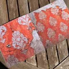 Aufgeschlagene Doppelseite mit zwei orangefarbenen, stark abgeblätterten Damast-Wandmustern in unterschiedlicher Musterdichte.