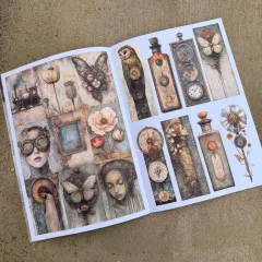 Aufgeschlagene Doppelseite mit einer Collage aus Steampunk-Porträts, Mohnblumen und Eule links sowie Flaschen-, Uhren- und Blumenmotiven rechts.