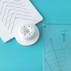 Detailaufnahme der Rotating Precision Press mit Stempelplattform und Magnet-Drehrad auf türkisem Hintergrund