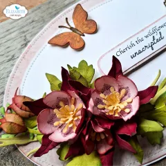 Dunkelrote Akeleien-Nahaufnahme mit orangenem Schmetterling, Spruch „Cherish the wildflowers, unscripted and free“.