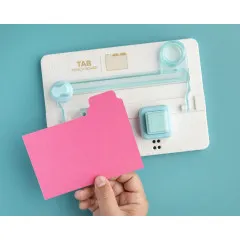 Tab Punch Board mit gestanztem Tab, zeigt die Funktionsweise des Eckrounders