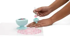 Praktische Anwendung: Ring-Sammler am Finger, Vinyl-Schnipsel wird mit Werkzeug ablegt, Desktop-Sammler bereit