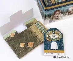 Herausgenommene Bastelumschläge mit Nummern ONE bis TWENTY FOUR in Grün, Blau, Gold und Creme