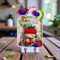 Shaker-Karte als Einmachglas mit bunten Pailletten, Beeren und Erdbeer-Mädchen.