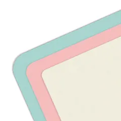 Gestaffelte Kartenschnipsel in Türkis, Rosa und Creme zeigen die gleichmäßigen, abgerundeten Ecken des Stanzergebnisses