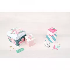Selbst gefertigte Geschenkboxen in verschiedenen Größen mit floralem und gestreiftem Papier, dekorativ arrangiert