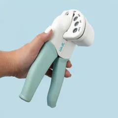 Hand hält Crop-A-Dile Multi-Punch Aqua mit ergonomischem Griff, Lochgrößen-Markierungen sichtbar