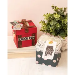 Rote Reisekoffer-Explosionsbox mit Etikett London Town und beige gestreifte Geschenkbox nebeneinander