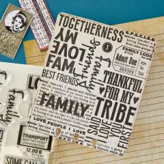 Fertiger Collage-Tag mit den Stempeln "Togetherness", "Family" und "Thankful for my Tribe" auf liniertem Papier