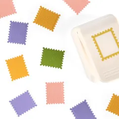 Briefmarken-Motive in verschiedenen Farben: Lila, Gelb, Orange, Grün, Rot, Weiß. Daneben der weiße Stanzer mit gelbem Relief