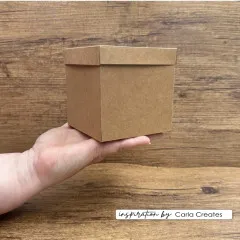 Fertige Geschenkbox aus Kraftkarton mit Deckel, auf einer Hand gehalten