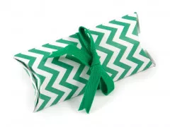 Fertige Pillow Boxes aus grünem Papier mit Zickzackmuster und grünem Geschenkband