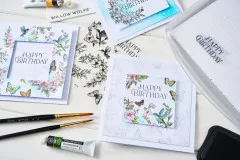 Aquarellierte Grußkarten mit Kolibri-Blütenrahmen und dem Schriftzug 'Happy Birthday'