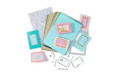 Mit dem Starter Kit gestaltete Grußkarten mit Blütenrahmen und Sprüchen wie 'All You Need Is Love'