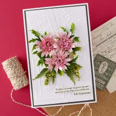 Geprägte Karte mit rosa Astrantia-Blüten und Zitat von E.E. Cummings.