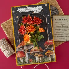 Herbstkarte mit Fliegenpilzen und orangefarbenen Fransenblüten.
