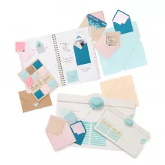 Verschiedenfarbige fertige Mini-Umschläge in Türkis, Rosa, Creme und Beige neben Notizbuch und Punch Board