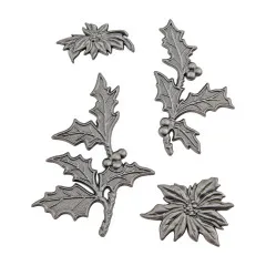 Detailaufnahme der 4 Metallornamente: Poinsettia-Blüten und Stechpalmenblätter mit Beeren in Silberfinish