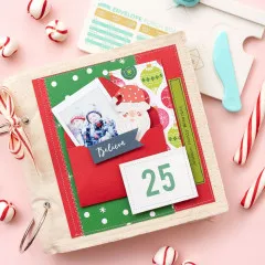 Weihnachtliche Grußkarte in Kraft-Papier mit grünem und rotem Umschlag, Zuckerstangen und Weihnachtsmotiven