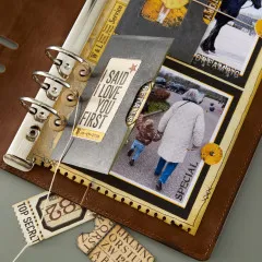 Nahaufnahme der Klapptasche mit eingestecktem Foto und dem Etikett 'I Said I Love You First'.