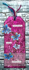 Pinkfarbener Anhänger mit blauen Blüten und Baroque-Flower-Musterhintergrund