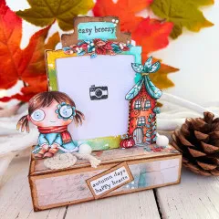 Fotoständer mit Mädchen, Märchenhaus, Kamera und Etiketten easy breezy