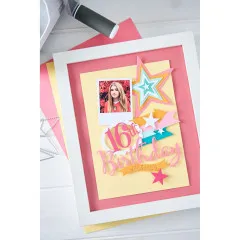 Beispielprojekt: gerahmte Geburtstagskarte „16th Birthday Wishes" mit Sternformen und Fotorahmen.