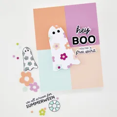 Colorblock-Karte in Orange, Lila, Mint und Rosa mit geblümtem Geist sowie den Sprüchen 'hey BOO' und 'we all scream for SUMMERWEEN'.