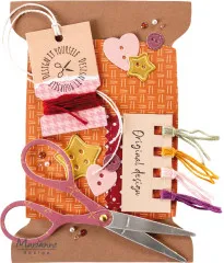 Garnspulen-Karte mit Design-it-yourself-Anhänger, Stickgarn, Stern- und Herzknöpfen, Original-design-Etikett und Schere