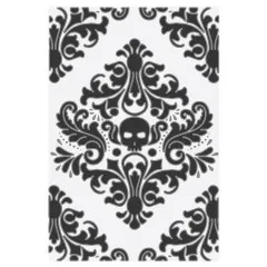 Nahaufnahme des grau geprägten Damastmusters mit zentralem Totenkopf-Motiv.