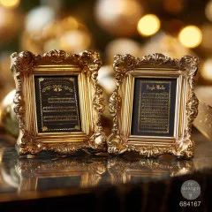 Zwei detailreiche, goldene Prunkrahmen mit schwarzen Notenblatt-Transferbildern auf glänzender Oberfläche