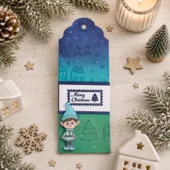 Blau-grüner Geschenkanhänger mit gestempeltem Merry-Christmas-Briefmarkenmotiv und Elfe