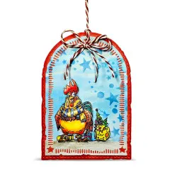 Weihnachtlicher Geschenkanhänger mit Hahn im Schal und bunt verpackten Geschenken