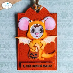 Orangefarbenes Geschenkanhänger mit Maus im Drachenkostüm und Kürbiskorb, Spruch A little Dragon Magic