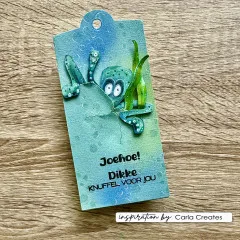 Geschenkanhänger mit grünem Oktopus-Stempel und Meerespflanzen auf strukturiertem Papier