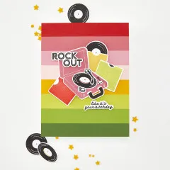Fertige Grußkarte mit buntem Regenbogen-Streifenhintergrund, gestanztem Plattenspieler und Schallplatten aus der Vintage-Vinyl-Kollektion.