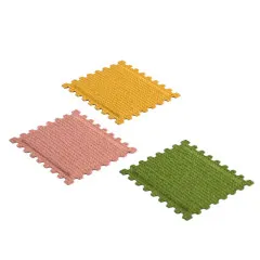Drei gestanzte Briefmarken-Motive in Gelb, Rosa und Grün mit Leinentextur, isometrische Ansicht