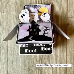 Geöffnete Pop-up-Box-Karte mit drei Gespenstern, Spukhaus und Vollmond sowie umlaufendem „Boo!"-Schriftzug.