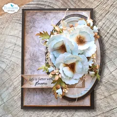 Graubraune Karte mit hellblauen Mohnblüten, Spruch „Life is better with flowers“.