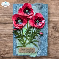Graue strukturierte Karte mit roten Mohnblüten auf Zeitungspapier, Spruch „Be like a wildflower, beautiful, fierce, and free“.