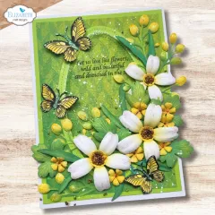 Grüne Karte mit weißen Gänseblümchen und gelben Schmetterlingen, Spruch „Let us live like flowers, wild and beautiful and drenched in the sun“.